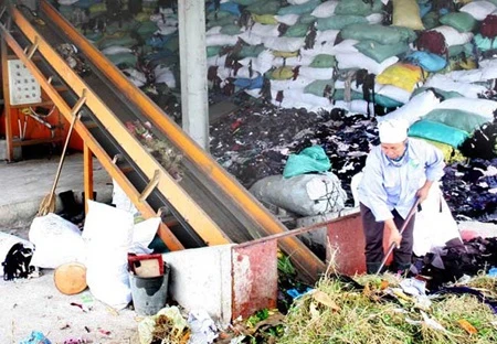 A waste disposal factory in Quang Tan commune, Thanh Hoa province that helps to handle the solid waste disposed by five communes across Quang Xuong district and the neighbouring Le Mon Industrial Park (Photo: VNA)
