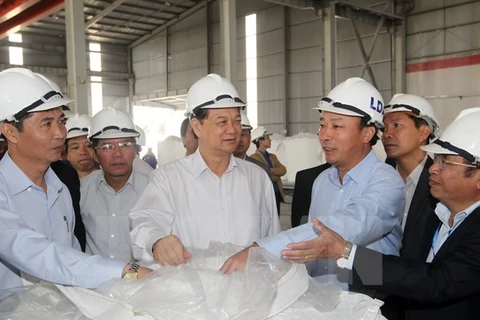 Prime Minister Nguyen Tan Dung examines a Rai bauxite – aluminium complex in the Central Highlands province of Lam Dong (Source: VNA)