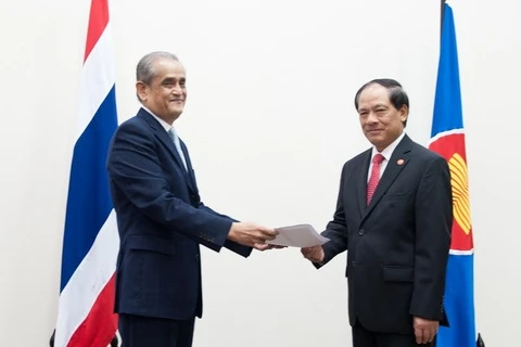 Ambassador Chombhala Chareonying (L) presents his Letter of Credentials to Secretary-General of ASEAN Le Luong Minh (Photo: asean.org)