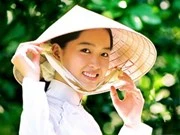 The Vietnamese conical hat (non la) has been voted on the list of stunning traditional costumes around the world.