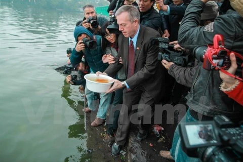 US Ambassador Ted Osius releases carps into Tay (West) Lake in Hanoi on Feb.11 (Source: VNA)