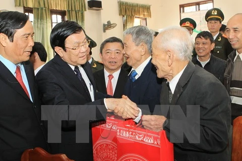 President Truong Tan Sang presents gifts to policy beneficiaries in Cam Xuyen district (Source: VNA)