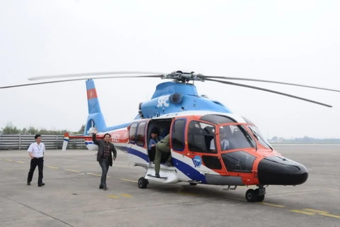 An EC 155 B1 helicopter prepares to take tourists to tour Da Nang on February 10 (Photo: tuoitre.vn)