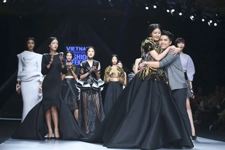 Fashion designer Ly Giam Tien, 18, winner of Project Runway 2014, showcased his collection during the Vietnam International Fashion Week (Photo: VNA)