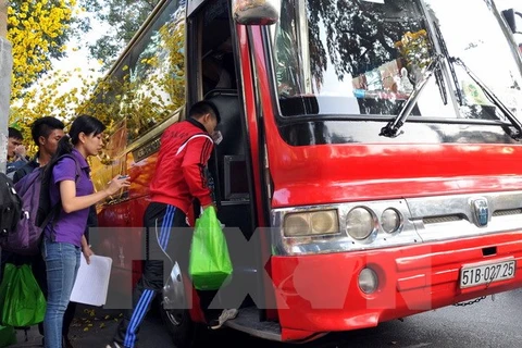 Low-income workers in industrial zones in Hanoi set out on their trips home (Photo VNA)
