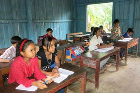 Ready to read: Though they still face many difficulties, the Ruc students study hard (Source: Vietnamnet)