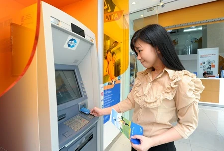 There are nearly 79 million bank accounts, 16,000 ATMs and 168,000 point-of-sale (POS) machines by the end of last November in Viet Nam. (Photo: Dantri.com.vn)
