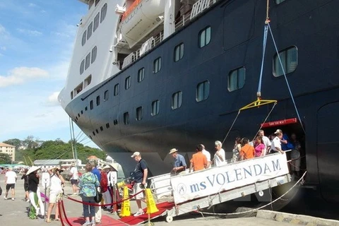 Foreign tourists boarding Volendam cruise ship arrive at Nha Trang port (Photo: VNA)