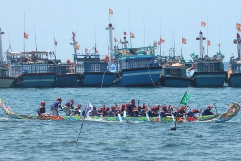 The boat racing festival aims to commemorate ancestors and Hoang Sa (Paracel) soldiers who protect the country's borders. (Photo: VNA)