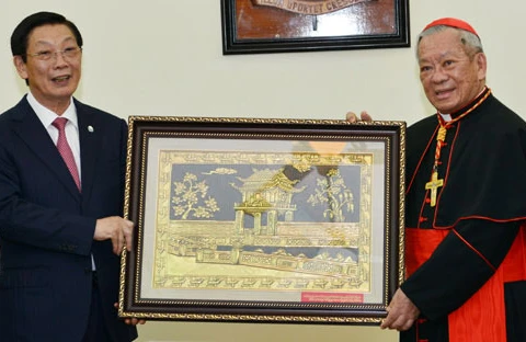 Chairman Nguyen The Thao (L) and Cardinal Nguyen Van Nhon (Photo: hanoimoi.com.vn)