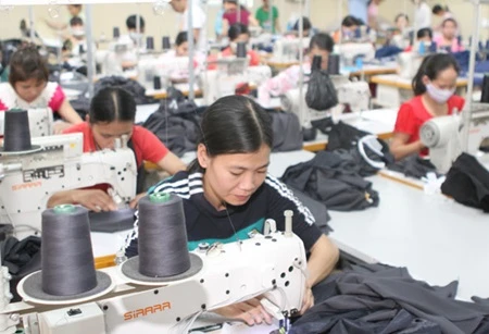 Women learn to sew at Nguyen Thi Mo's workshop in Hai Duong province's Ninh Giang district (Photo: VNA)