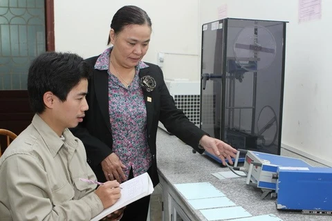 Assoc.Prof and Dr Nguyen Thi Bich Thuy (R), who received the Kovalevskaya award, checks paint samples at her laboratory (Photo: VNA)