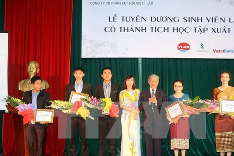 Disadvantaged Lao students received scholarships. (Photo: VNA)