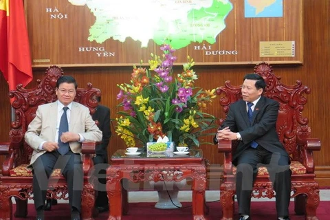 Chairman of Bac Ninh province's People’s Committee Nguyen Nhan Chien and Lao Deputy Prime Minister Thoonglun Sisoulith (Source: VNA)