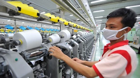 The US topped the list of importers, buying textiles and apparel worth nearly $926.7 million, or nearly half of Viet Nam's total exports. Japan and South Korea also bought more than $100 million worth of products. (Photo: HTV)
