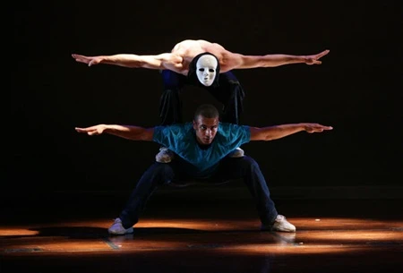 Raphael Hillebrand performs in his production Nhieu Mat/Faces. The Berlin dancer and choreographer will team up with Ha Noi-based crew S.I.N.E. to stage a new hip-hop production in Ha Noi next week. (Photo: raphael-hillebrand.com)