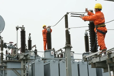 Workers maintain power facilities (Photo: VNA)