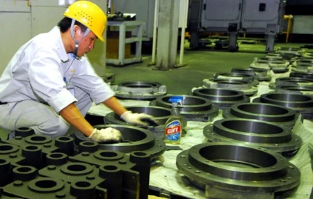 A worker inspects equipment at a foreign-invested company in the northern port city of Hai Phong (Photo: VNA)