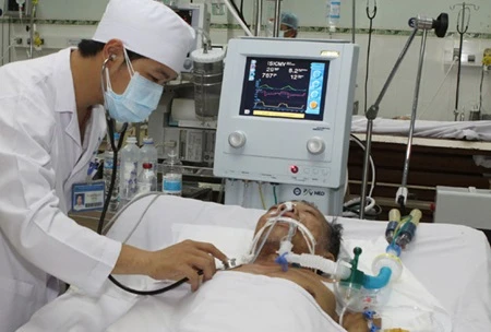 A doctor checks the health of a TB patient at Pham Ngoc Thach Hospital in HCM City (Photo: VNA)