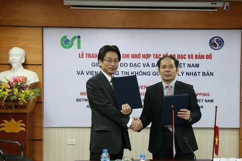 Head of the VDSM Phan Duc Hieu (R); GSI Deputy Director-General Masaki Murakami (Photo: VNA)