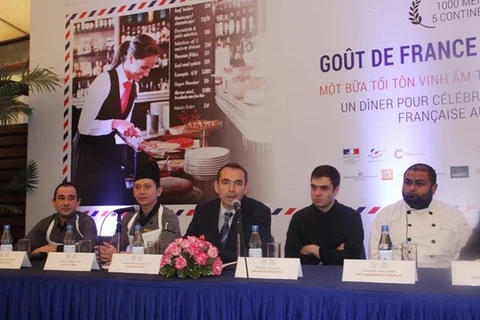 French Ambassador Jean Noel Poirier (centre) and some cooks who will serve French-style dinners at the press briefing (Photo: nld.com.vn)
