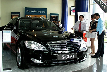 Cutomers view an imported Mercedes S-Class car at a showroom of Mercedes Benz Vietnam (Photo: VNS/VNA)