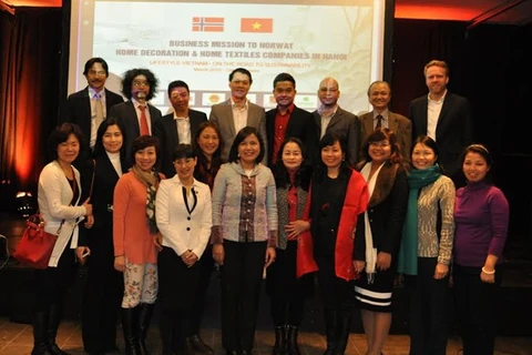 The Vietnamese delegation and foreign partners pose for a photo (Photo: Vietnamese Embassy in Norway)