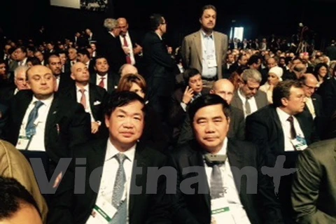 Minister of Agriculture and Rural Development Cao Duc Phat (right); Vietnamese Ambassador to Egypt Dao Thanh Chung (left) attend at the Egypt Economic Development Conference (Photo: VNA)