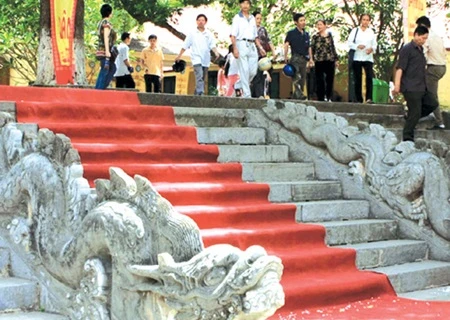 The stone dragons on Kinh Thien Palace's staircase are considered a special piece of architectural heritage, representing sculpture from the Early Le period (Photo: VNA)