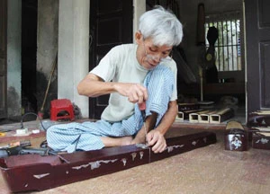 Dao Van Soan is considered to be one of the top craftsmen in the village.(Photo: VNA)
