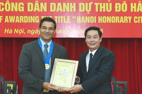 Dr Payam Nahid (L) was awarded Honorary Citizenship by on March 18 (Photo: ktdt.vn)