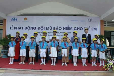 More than 2,980 students and teachers at five primary schools in Quang Nam Province were gifted helmets at a kick-off ceremony held on March 17 (Photo: VNA)