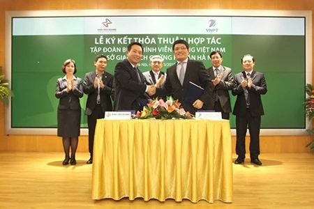 Representatives of the Ha Noi Stock Exchange (HNX) and the Vietnam Posts and Telecommunications Group sign a cooperative agreement on March 18 (Photo courtesy of HNX)