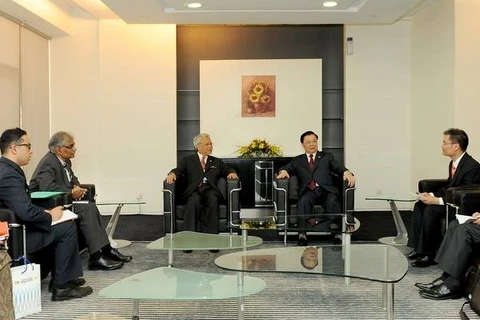 Finance Minister Dinh Tien Dung meets Malaysia Second Finance Minister Ahmad Husni Mohamad Hanadzlah. Photo: VNA