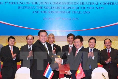 Deputy Prime Minister and Foreign Minister Pham Binh Minh and his Thai counterpart Thanasak Patimapragorn sign the meeting's minute (Source: VNA)