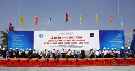 Construction of an 18.7-km section of the Ben Luc-Long Thanh Expressway began on March 21. (Photo: VNA)