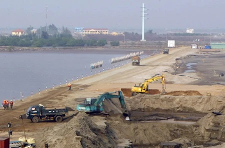 Construction site of the Tan Vu - Lach Huyen Highway in nothern Hai Phong City, one of three additions to the list of key transport projects (Photo: VNA/VNS)