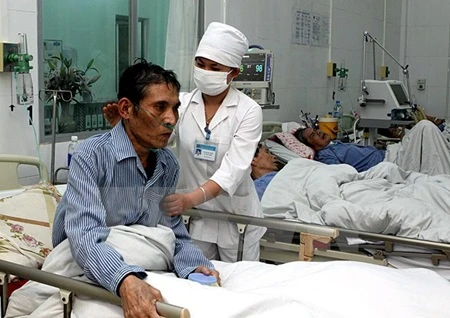 Doctors take care for TB patients at the Ha Noi-based Central Lung Hospital (Photo: VNA/VNS)