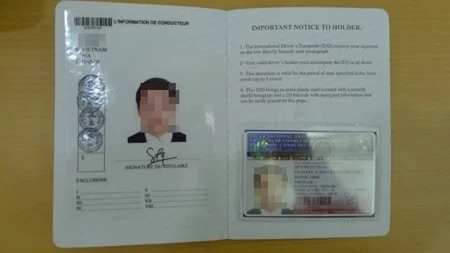 The international driving licences will look like passports and will be available in various languages including English, French, Russian and Spanish (Photo: doisongphapluat.com)