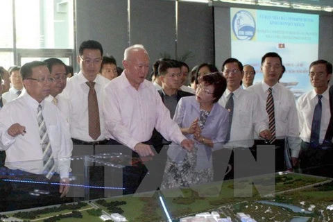 Late PM Lee Kuan Yew reviewed the model of new Binh Duong city when he visited southern Binh Duong province in 2009 (Photo: VNA)