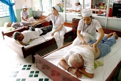 Elderly people are taken care of at the Da Nang Sanatorium Hospital (Photo: VNA/VNS)