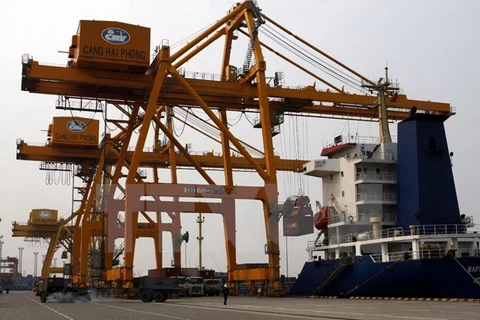 Loading containers at the Hai Phong port (Photo: VNA)