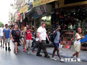 Foreign visitors are taking a tour around Hanoi Old Quarter. (Photo: VNA)