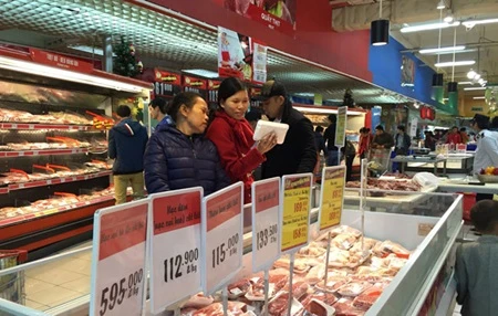 Australian imported beef sold at Big C supermarket in Ha Noi. The domestic cattle industry is threatened by an impending cut in import traffifs to zero per cent. (Photo: VNS)