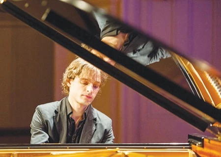 Pianist Ilya Rashkovskiy during a pre-concert warm up (Photo lect.co.nz)