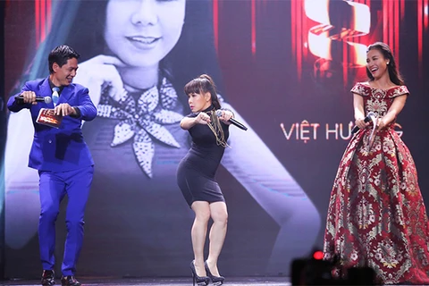 Vietnamese artists are honored at the HTV Awards. (Photo: VNA)