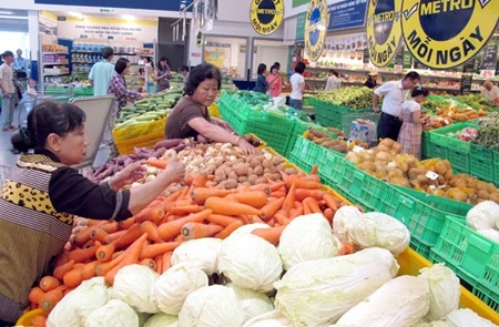 Customers purchase vegetables at the Binh Phu Metro in District 6, HCM City (Photo: VNA)