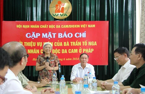 Tran Thi To Nga (standing) at a meeting at the VAVA headquarters in Hanoi in 2014 (Photo: hanoimoi.com.vn)