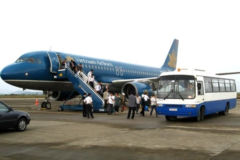 Passengers are getting of a Vietnam Airlines aircraft. (Photo: VNA)