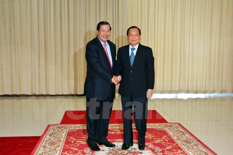 Secretary of the municipal Party Committee Le Thanh Hai (R) and Cambodian Prime Minister Hun Sen. (Photo: VNA)